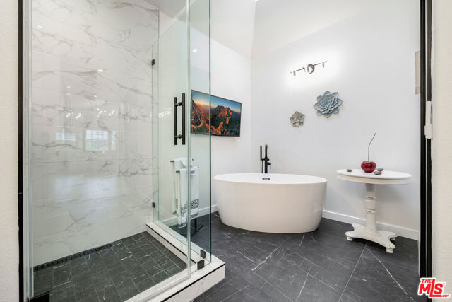4392 Park Paloma, Calabasas CA: https://media.crmls.org/mediaz/ce6592b5-f6bd-43d6-9ea7-34ae8102088b.jpg