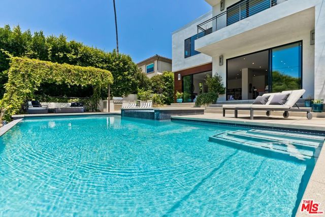 3571 Colonial Avenue, Los Angeles CA: https://media.crmls.org/mediaz/ce668311-a139-4f0f-b2f2-fe6d7a1e8519.jpg
