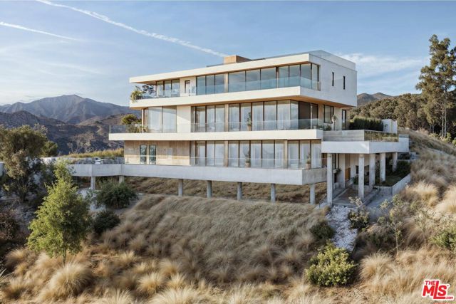 1510 N Tigertail Road, Los Angeles CA: https://media.crmls.org/mediaz/ce67544f-0550-404d-a5f2-b810488fdc68.jpg