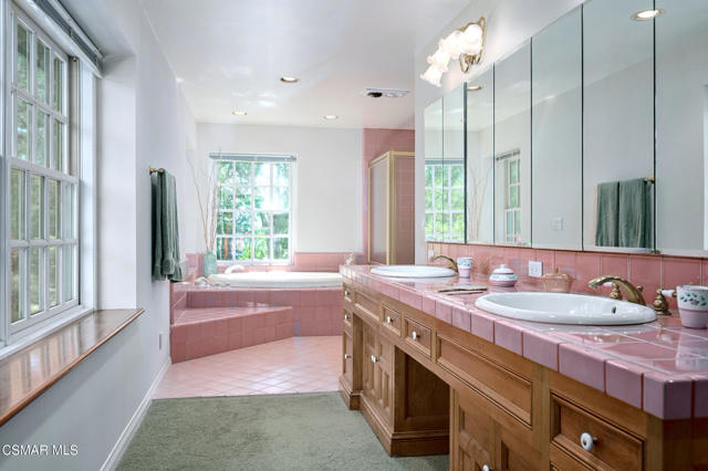 22101 Mulholland Drive, Woodland Hills CA: https://media.crmls.org/mediaz/ce68a339-c732-482a-ad54-c0b131e5b17c.jpg