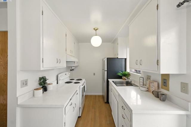 1556 Lincoln Ave, Alameda CA: https://media.crmls.org/mediaz/ce68b22d-0b23-4ed8-8406-a8d77ff52547.jpg