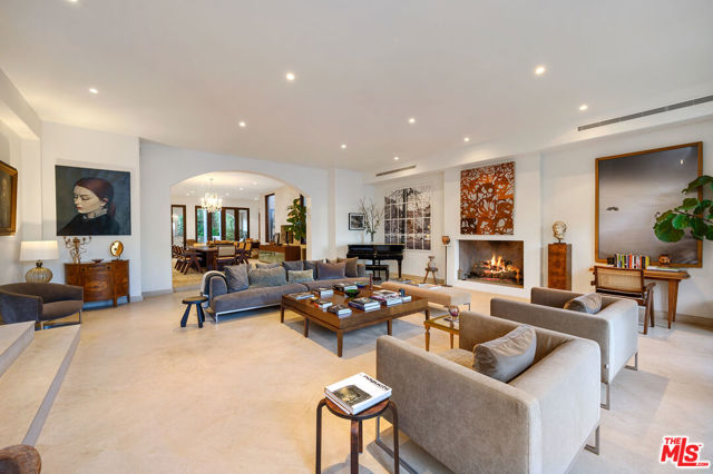 623 N ALTA Drive, Beverly Hills CA: https://media.crmls.org/mediaz/ce6a417d-3e46-408d-b4bf-f02ffa2b6629.jpg