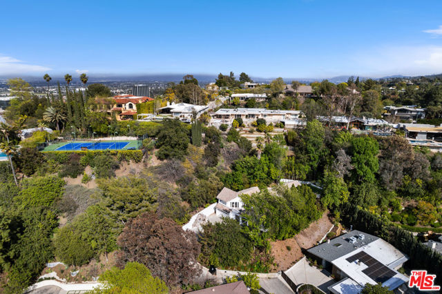 16221 Elisa Place, Encino CA: https://media.crmls.org/mediaz/ce6b0085-0d2d-4639-9267-70b1a75796ce.jpg