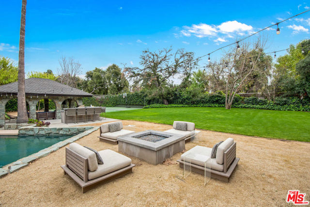 17352 Magnolia Boulevard, Encino CA: https://media.crmls.org/mediaz/ce6b0156-29c6-4f0a-9e50-46120b80fc7b.jpg