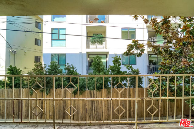 910 S HOLT Avenue, Los Angeles CA: https://media.crmls.org/mediaz/ce6bddb7-4617-43d5-9b14-9b673686cee7.jpg