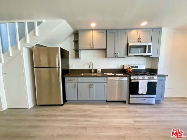 14 Mast Street, Marina del Rey CA: https://media.crmls.org/mediaz/ce6c696e-b892-4e2c-945d-500303871b00.jpg