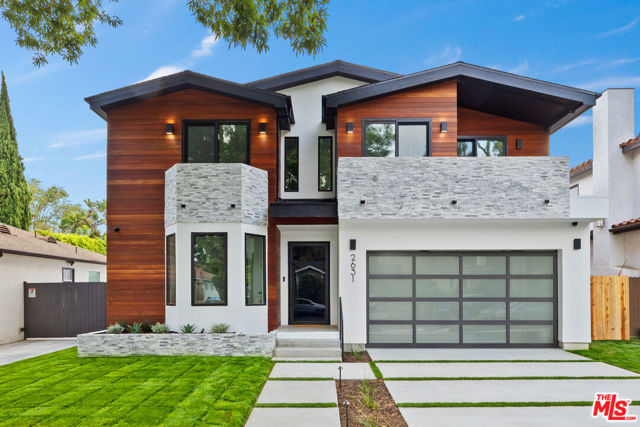 2631 Castle Heights Place, Los Angeles CA: https://media.crmls.org/mediaz/ce6d3e41-0742-4bdb-aa1d-fd104a494c89.jpg