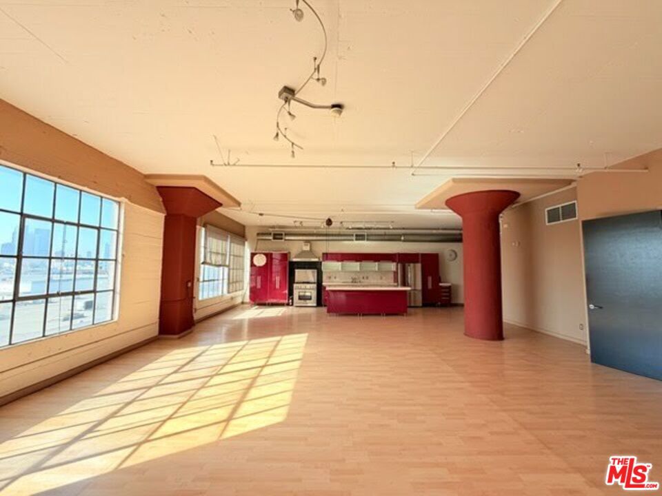 https://media.crmls.org/mediaz/ce6d7354-0fec-483d-abd3-197db92df5cb.jpg?preset=X-Large