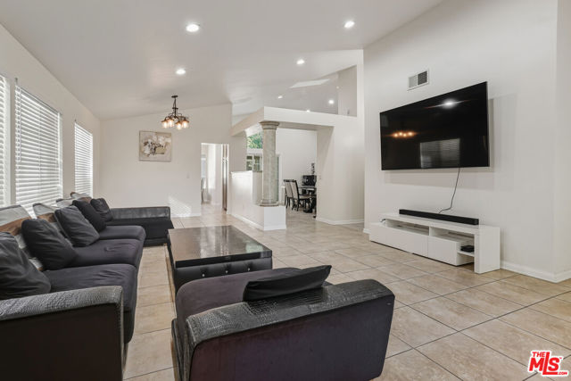 2538 Lowell Court, Simi Valley CA: https://media.crmls.org/mediaz/ce6e6cad-3830-4d1d-8bff-8d800cbfdf62.jpg