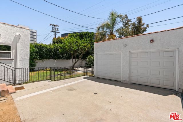 220 S Le Doux Road, Beverly Hills CA: https://media.crmls.org/mediaz/ce6fc804-8ba3-4860-b931-0b9ca1cec2dd.jpg