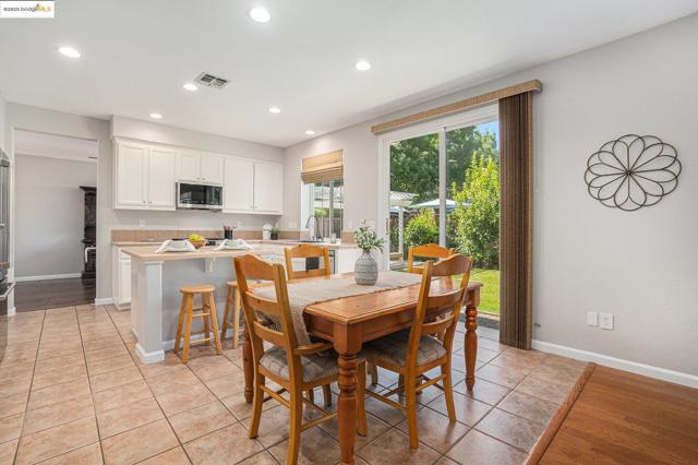 1139 Jordan Ct, Brentwood CA: https://media.crmls.org/mediaz/ce6fd916-27aa-4ed3-891c-3f88a2c9f99f.jpg