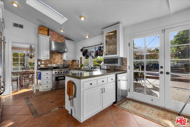 2973 Hutton Drive, Beverly Hills CA: https://media.crmls.org/mediaz/ce71d925-1d06-460b-b8d4-6fb621dffd4d.jpg