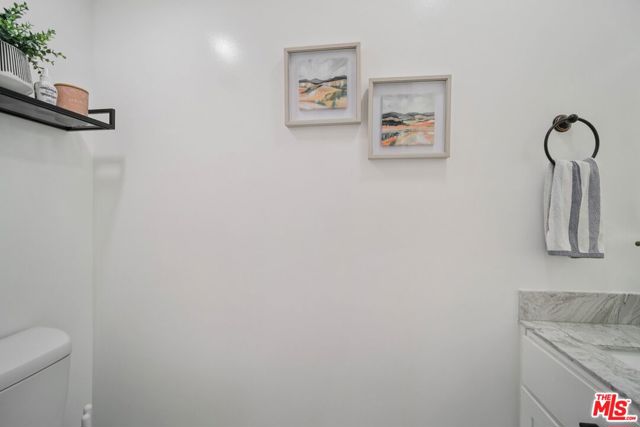 9520 Via Tivoli, Burbank CA: https://media.crmls.org/mediaz/ce71fe20-db2d-4eb3-b9ad-64c3105e222d.jpg