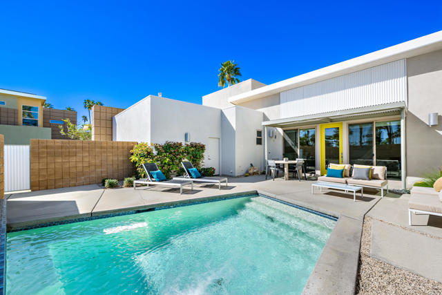 970 Oceo S Circle, Palm Springs CA: https://media.crmls.org/mediaz/ce7429a5-b7c5-4f51-a003-45d02fbeb4ae.jpg