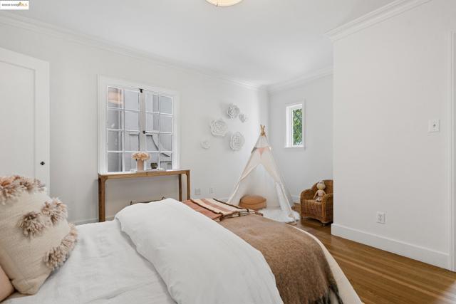 1048 Annerley Rd, Oakland CA: https://media.crmls.org/mediaz/ce743ba4-3408-441f-9dc4-03ff16356169.jpg