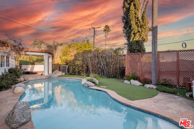 905 Berkeley Street, Santa Monica CA: https://media.crmls.org/mediaz/ce7444e6-27d1-4270-abf1-bcf31d94dfbb.jpg