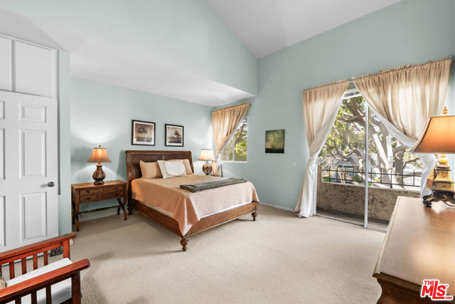 2405 34th Street, Santa Monica CA: https://media.crmls.org/mediaz/ce752619-8b15-4baf-b215-3bcc2a93abca.jpg