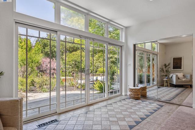 3296 Walnut Ln, Lafayette CA: https://media.crmls.org/mediaz/ce759ae8-bc37-40c6-8414-3fecb6a75bc8.jpg