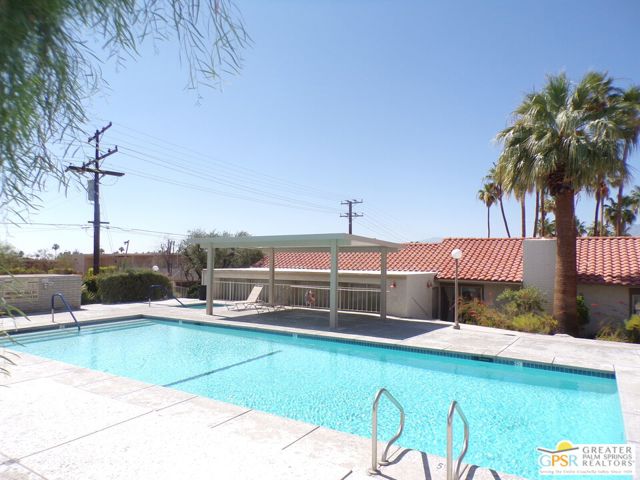 1816 N Mira Loma Way, Palm Springs CA: https://media.crmls.org/mediaz/ce763a24-3371-4761-98c7-07abc707a82e.jpg