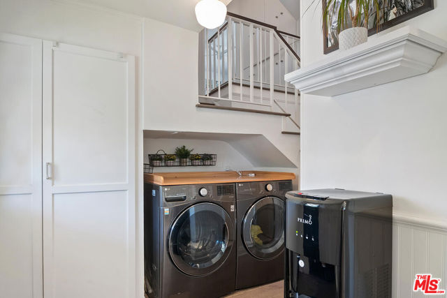 4909 Encino Terrace, Encino CA: https://media.crmls.org/mediaz/ce765a32-f97a-406f-bc1e-cf9ecf5c0bac.jpg