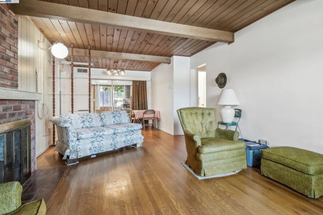 19136 Mayberry Dr, Castro Valley CA: https://media.crmls.org/mediaz/ce76f46f-996b-4aec-8cff-c3168c2aa422.jpg