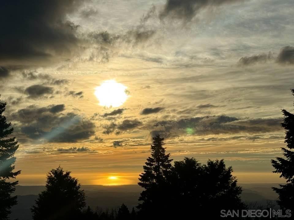 https://media.crmls.org/mediaz/ce77c70d-ce17-48f3-b7a7-1bde43e6c894.jpg?preset=X-Large