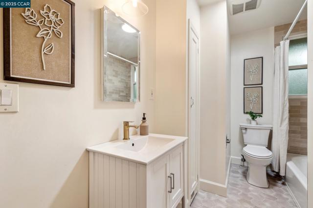 5810 Estates Dr, Oakland CA: https://media.crmls.org/mediaz/ce796480-4691-4dfd-820c-5b5942577849.jpg