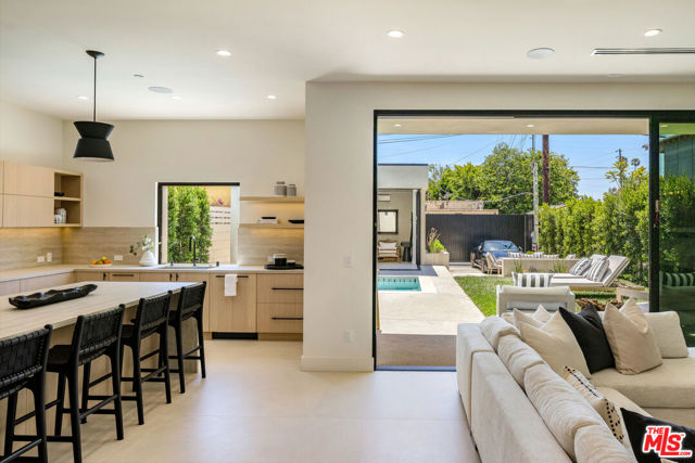2115 Walnut Avenue, Venice CA: https://media.crmls.org/mediaz/ce7bd110-88cb-4b89-af38-8ca4d738e466.jpg