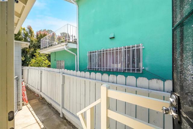 6133 Seminary Ave, Oakland CA: https://media.crmls.org/mediaz/ce7d8a42-2c55-4040-81bd-0f05ad39bd74.jpg