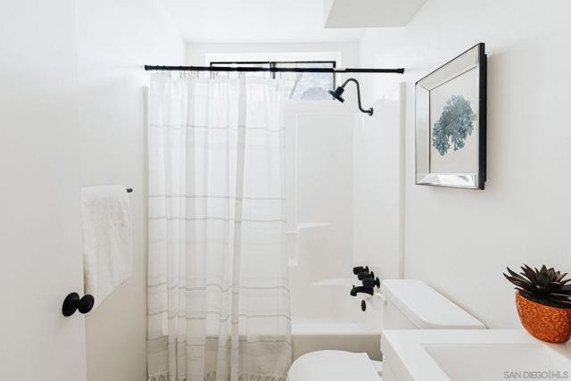 4652 Don Lorenzo Dr, Los Angeles CA: https://media.crmls.org/mediaz/ce7ebde6-0c0d-4022-97b3-bb0e5343bed6.jpg