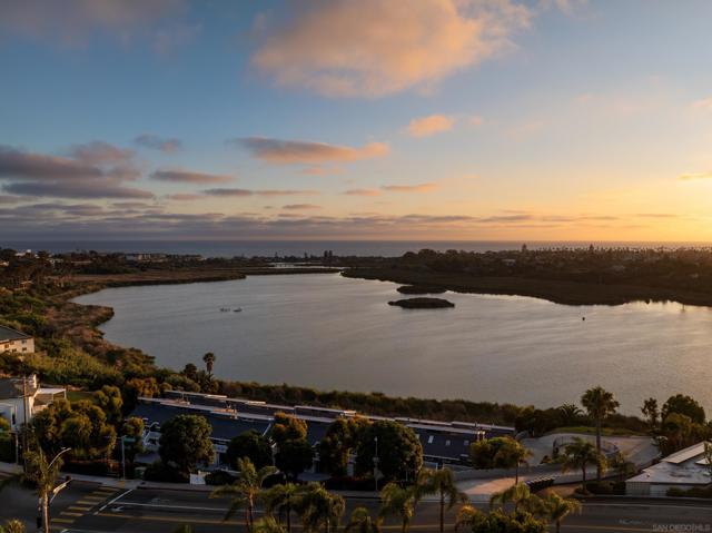 2399 Jefferson St, Carlsbad CA: https://media.crmls.org/mediaz/ce7ee0c7-3313-4222-bdd9-04043fd96866.jpg