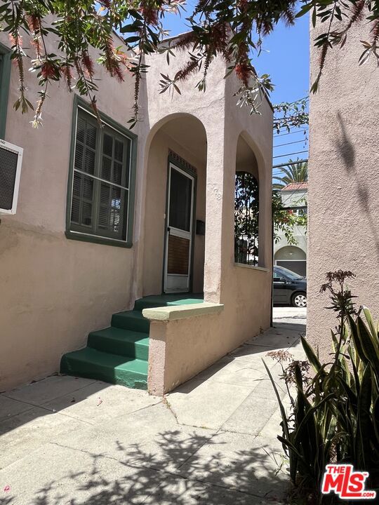 1665 Golden Gate Ave, Los Angeles, CA 90026