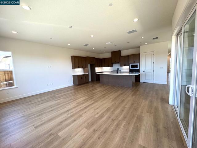 17585 Bushwick Lane, Lathrop CA: https://media.crmls.org/mediaz/ce7faf8e-ec4e-4e4e-a7df-dadd120edd15.jpg