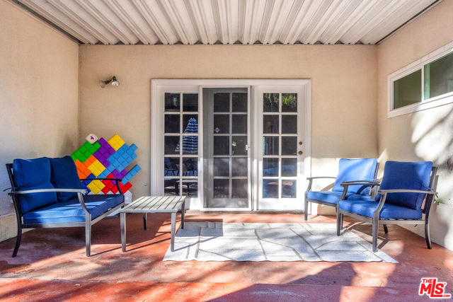 2925 Dona Susana Drive, Studio City CA: https://media.crmls.org/mediaz/ce800a98-a73d-4833-9664-99b4fea87ec1.jpg