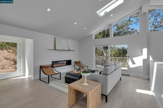 127 Caminar Way, Walnut Creek CA: https://media.crmls.org/mediaz/ce809051-b14d-4a66-903b-ed84402aedc9.jpg