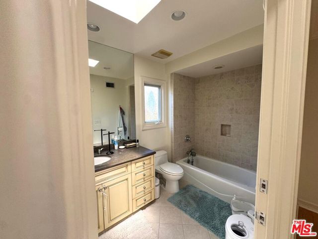328 15th Street, Santa Monica CA: https://media.crmls.org/mediaz/ce833f1c-8a4c-4cb5-b51b-870971f3ff61.jpg