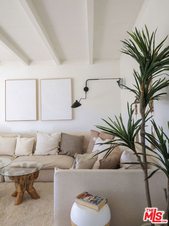 https://media.crmls.org/mediaz/ce835a40-baa7-4569-ad80-0df58e6e912f.jpg?preset=X-Large