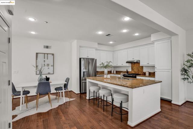 1623 Fortmann Way, Alameda CA: https://media.crmls.org/mediaz/ce836207-8d00-442a-901a-3fa188fa99b4.jpg
