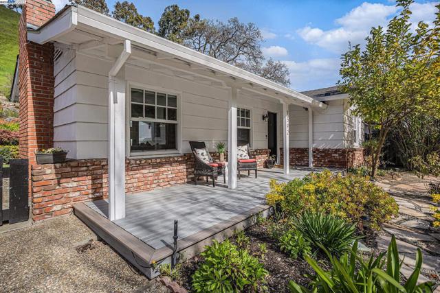 1592 SPRINGBROOK RD, Walnut Creek CA: https://media.crmls.org/mediaz/ce84e66f-37fc-4da4-9c51-b14fb6cc4aee.jpg