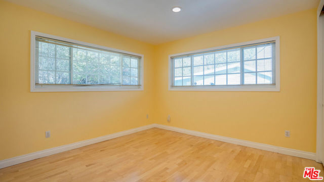9631 CRYSTAL VIEW Drive, Tujunga CA: https://media.crmls.org/mediaz/ce86cf88-e48b-434f-9e5d-f945589d14ce.jpg