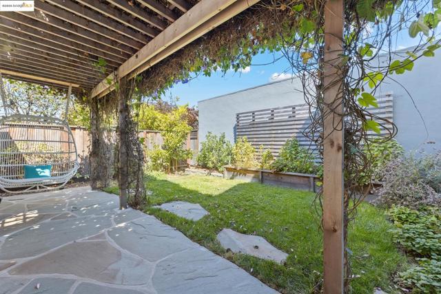 1026 Ventura Ave, Albany CA: https://media.crmls.org/mediaz/ce8776b4-6f13-4e5a-951d-b06ec16c484d.jpg