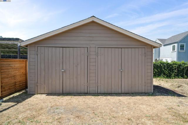 2200 Peach St, Pinole CA: https://media.crmls.org/mediaz/ce8c4e5e-a9bc-4874-bb4d-33c6e42014f3.jpg