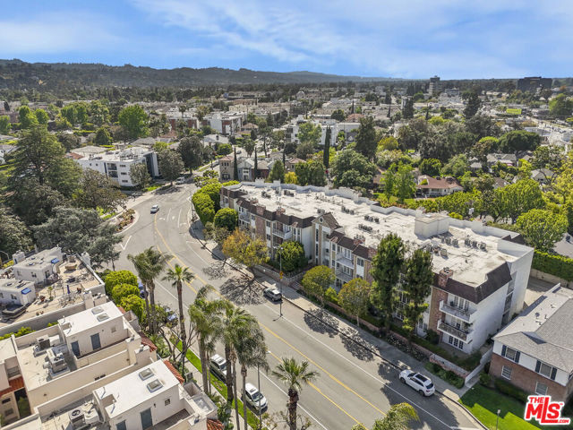 4401 Moorpark Way, Toluca Lake CA: https://media.crmls.org/mediaz/ce8cab7c-84c6-4f14-80ce-be71693dc712.jpg