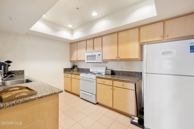 485 Country Club Drive, Simi Valley CA: https://media.crmls.org/mediaz/ce8d1075-5dbf-4c08-a65e-178086f5f577.jpg