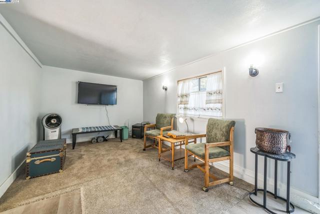 7525 Circle Hill Dr, Oakland CA: https://media.crmls.org/mediaz/ce8d76f0-7b9d-4d82-899d-6e347c4a1695.jpg