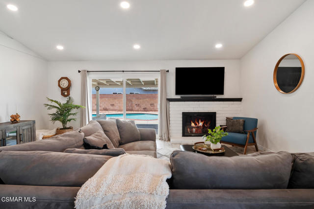 1791 Hewitt Place, Simi Valley CA: https://media.crmls.org/mediaz/ce8dd221-9966-48ed-b975-9658dd8be365.jpg
