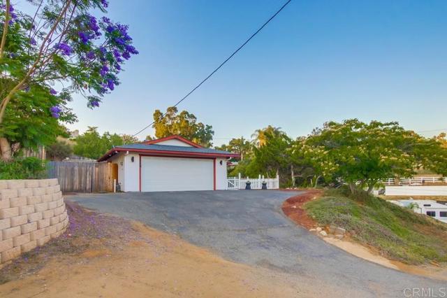 444 Victoria Place, Vista CA: https://media.crmls.org/mediaz/ce8de5a9-0190-4dad-b3a7-8eee68cba435.jpg