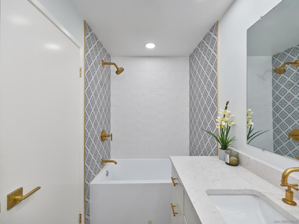 https://media.crmls.org/mediaz/ce8e2065-4260-4810-9a43-266fbccb7953.jpg?preset=X-Large