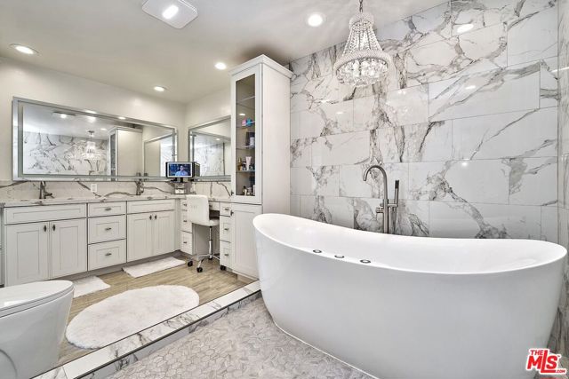 4337 Marina City Drive, Marina del Rey CA: https://media.crmls.org/mediaz/ce8ef74f-a69a-43ad-9a92-99c0b86d31e8.jpg