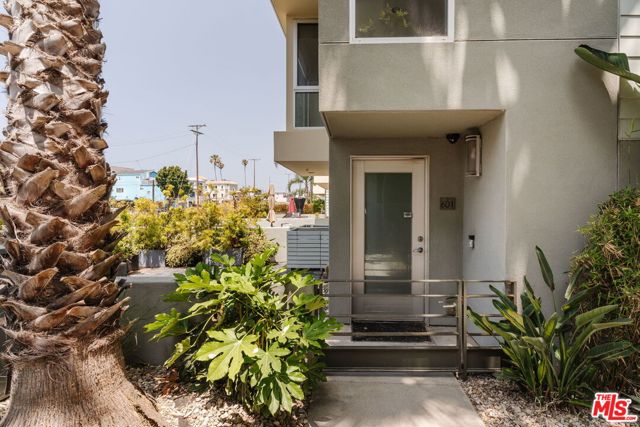310 Washington Boulevard, Marina del Rey CA: https://media.crmls.org/mediaz/ce904a37-d1d3-4ee4-8052-6f63e3073918.jpg